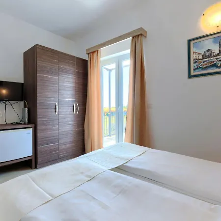 Sosi By Interhome Vikendica